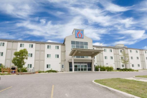  Motel 6-Brandon, MB  Брендон